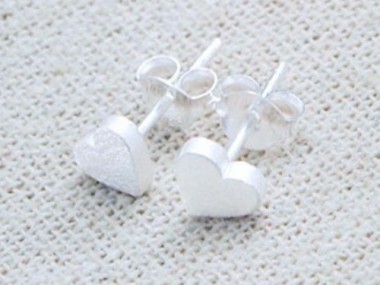 925 Sterling Silver Brushed Heart Stud Earrings 6 mm.