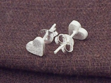 925 Sterling Silver Brushed Heart Stud Earrings 6 mm.