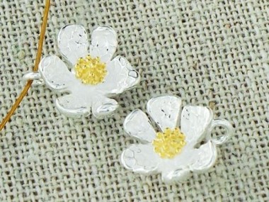 925 Sterling Silver Daisy Charms, Gold plated pollen 11mm.