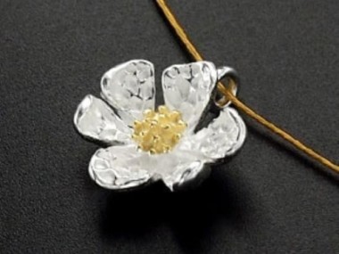 925 Sterling Silver Daisy Charms, Gold plated pollen 11mm.