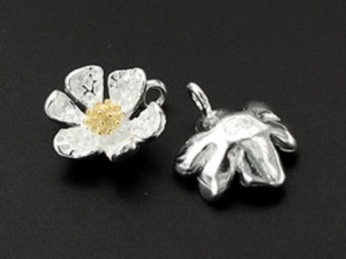 925 Sterling Silver Daisy Charms, Gold plated pollen 11mm.