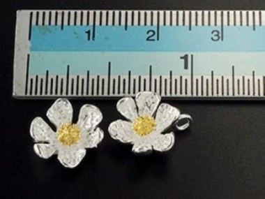 925 Sterling Silver Daisy Charms, Gold plated pollen 11mm.