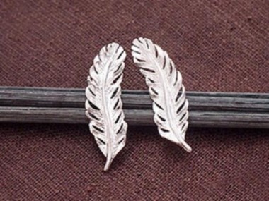 925 Sterling Silver Feather Stud Earrings 7.5x26mm.