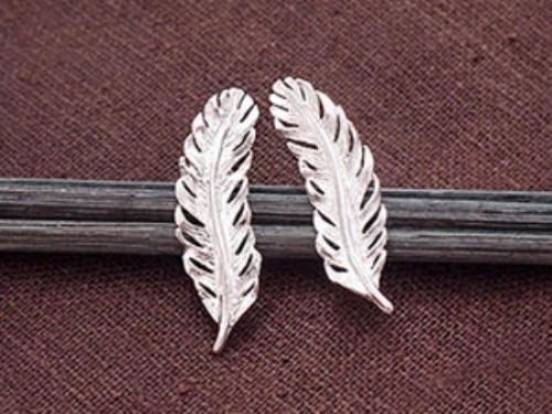 1 pair of 925 Sterling Silver Feather Stud Earrings 7.5x26mm.