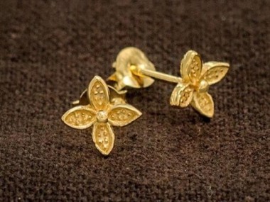 925 Sterling Silver Gold Vermeil Style flower Stud Earrings 8 mm.