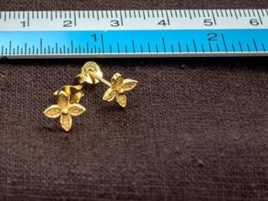 925 Sterling Silver Gold Vermeil Style flower Stud Earrings 8 mm.