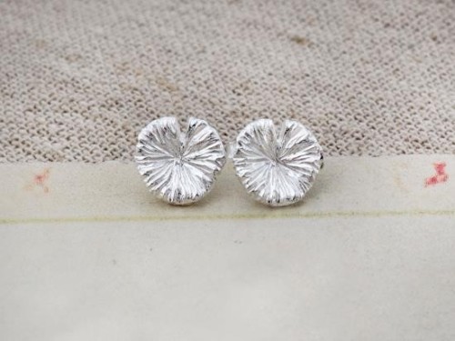 1 pair of 925 Sterling Silver Tiny Lotus Leaf Stud Earrings 9mm.