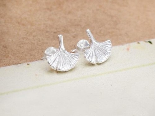 1 pair of 925 Sterling Silver Ginkgo Stud Earrings 9mm.