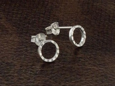 1 pair of 925 Sterling Silver Circle Stud Earrings 7mm. Polish Finished.