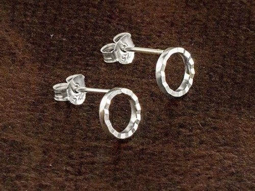 1 pair of 925 Sterling Silver Circle Stud Earrings 7mm. Polish Finished.