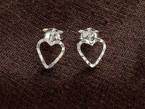 1 pair of 925 Sterling Silver Heart Stud Earrings 7mm. Polish Finished.