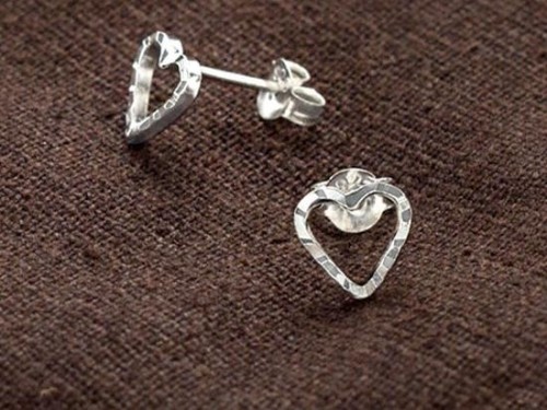 1 pair of 925 Sterling Silver Heart Stud Earrings 7mm. Polish Finished.